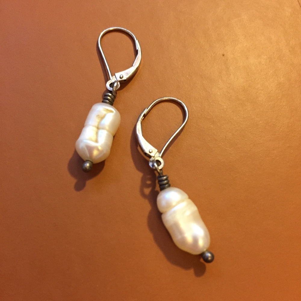 Baroque Freshwater Pearl earrings w/ clasp closure