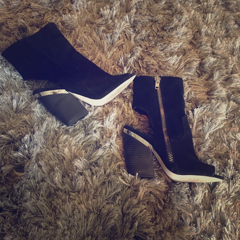 Mia limited edition black zip up booties❤️