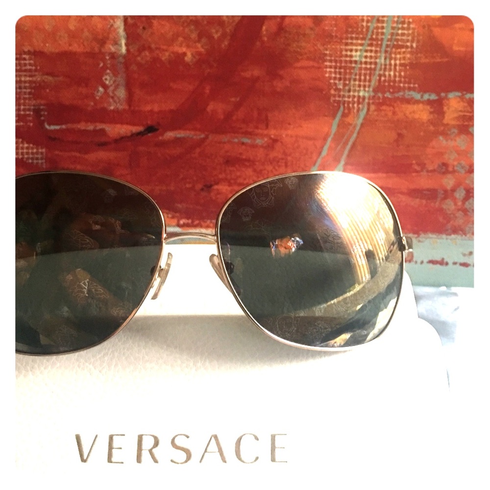 💕💕VERSACE Medusa Mirrored Sunglasses 😎
