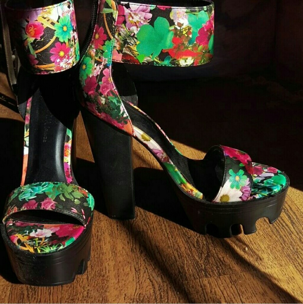 Floral print heels!👠