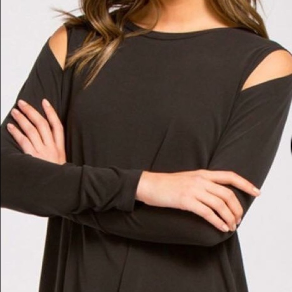 Top with cold shoulder, loose fit