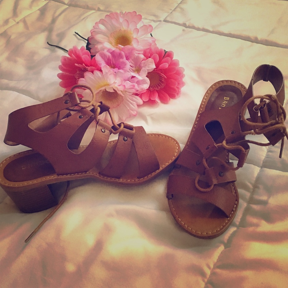 Strappy sandals with a small wedge! 💁🏼