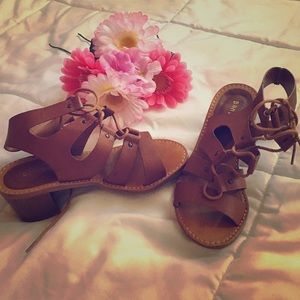 Strappy sandals with a small wedge! 💁🏼