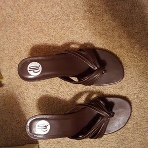 Size 6 Donna Lawrence darker brown heels