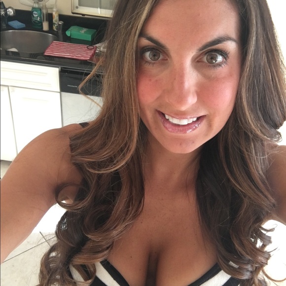 Meet your Posher, Tara - Picture 3 of 3