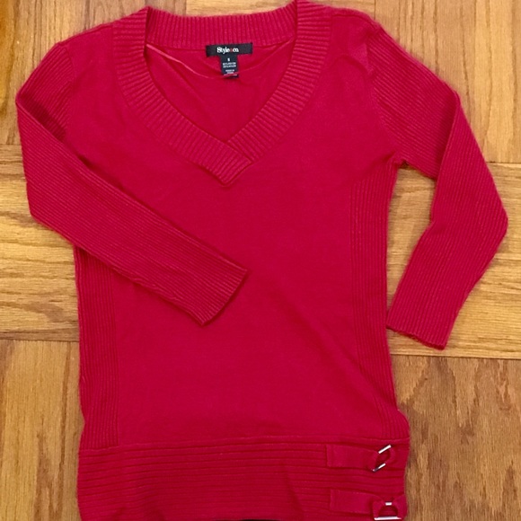 Red fitted sweater with dipping neckline - Picture 1 of 3