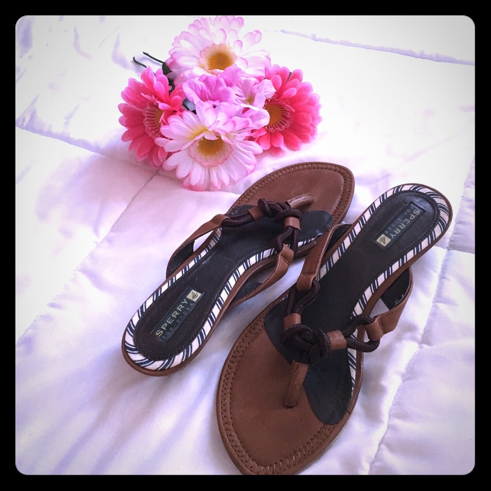 Sandals with a small wedge. 💕