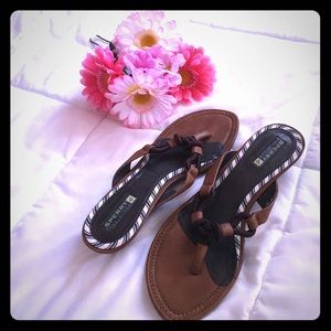 Sandals with a small wedge. 💕