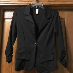 Black blazer. 3/4 sleeve. One button.