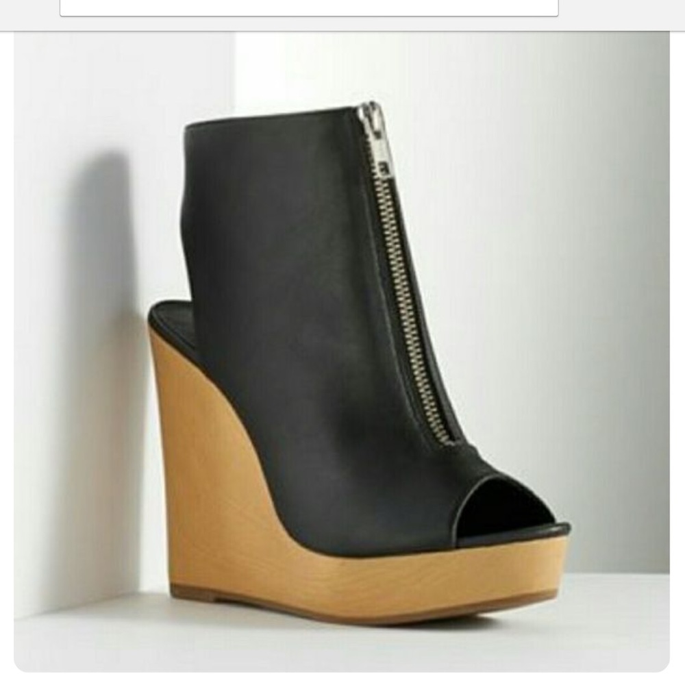 SIMPLY VERA by VERA WANG "KAYLN" PEEP TOE WEDGE