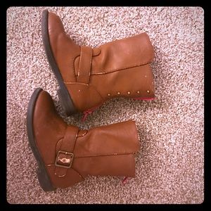 SOLD Little girl brown boots size 8