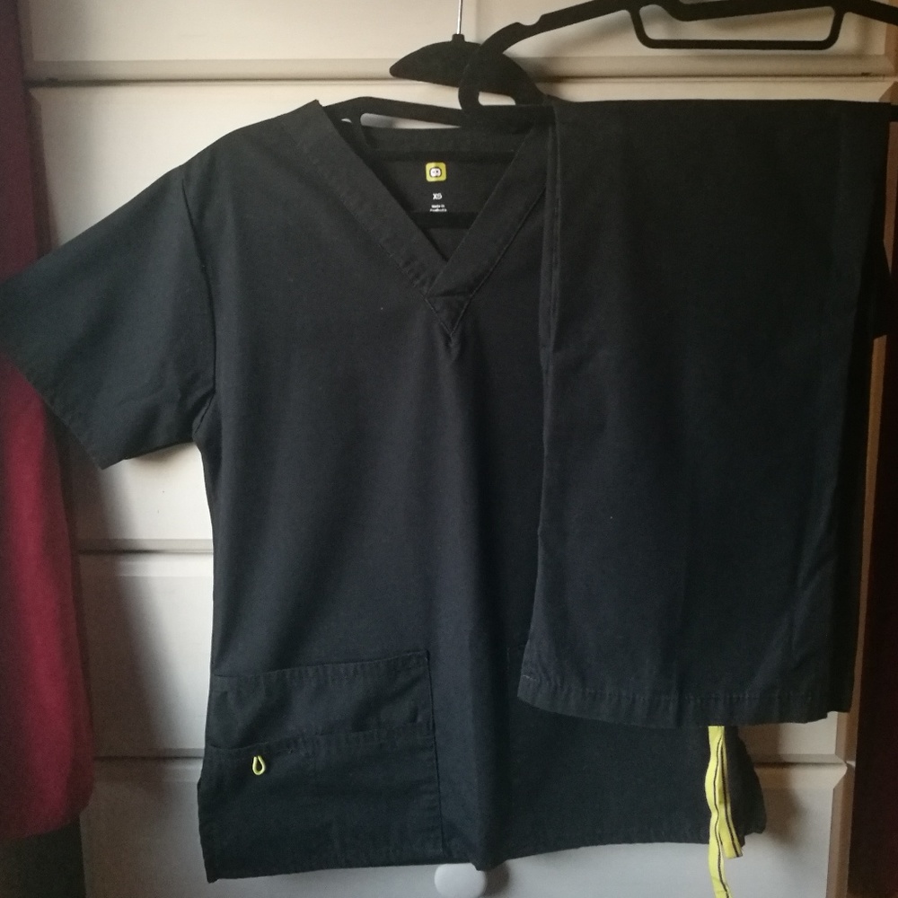 Black Wonder Wink scrub set