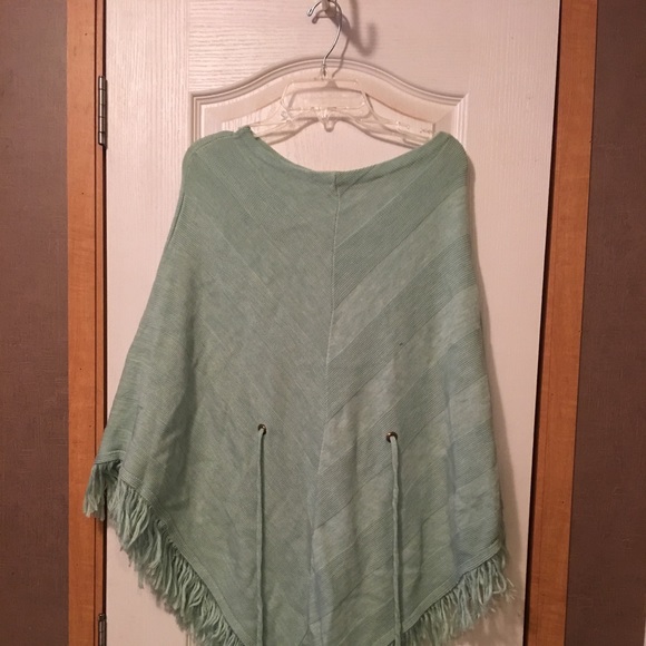 Green poncho - Picture 1 of 1