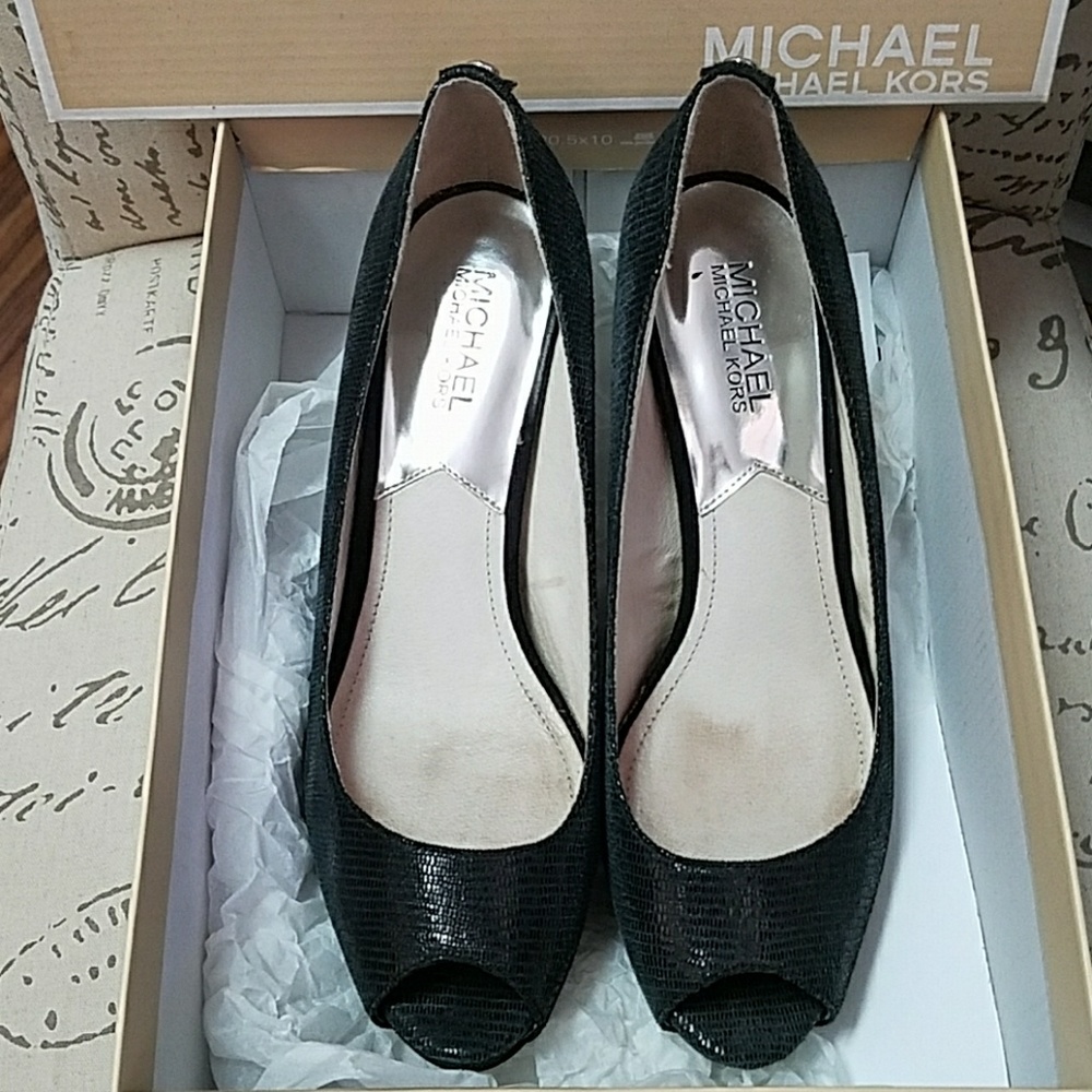 Embossed Suede platform pumps