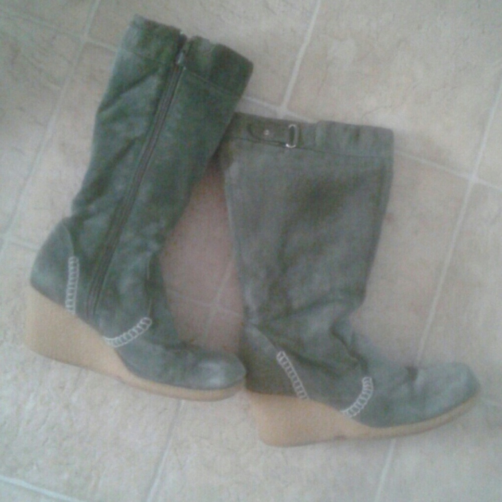 Suede green boots