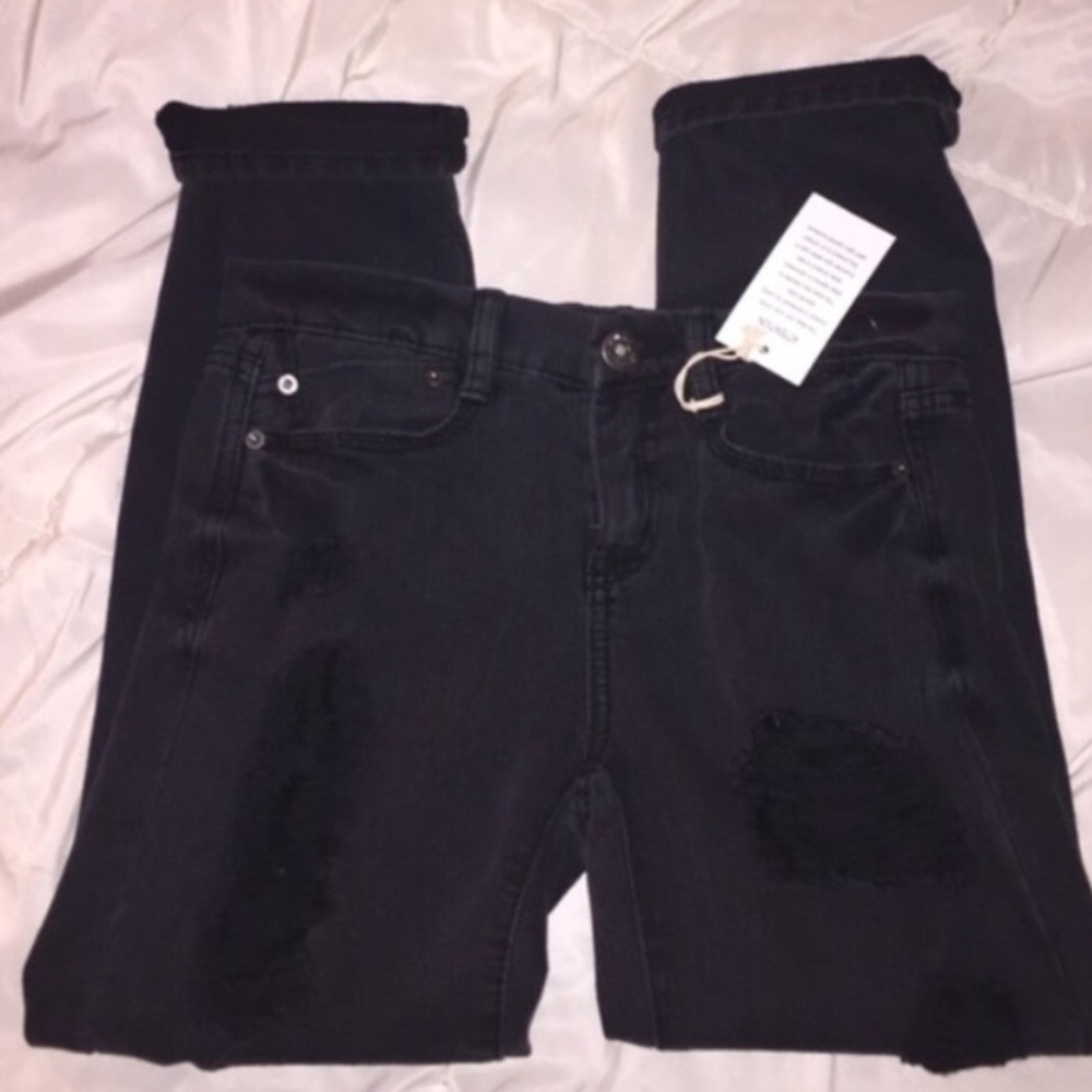 Distressed black cropped boyfreind jeans