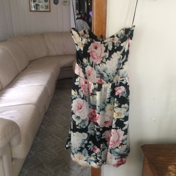Gorgeous Halter top Floral Dress by Guess - Picture 2 of 4