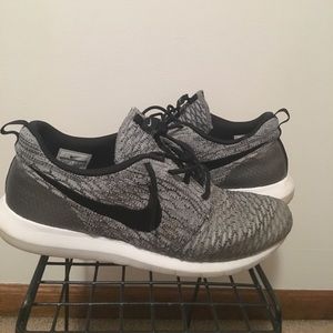 Nike Mens Flyknit Roshe