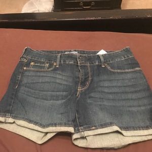 Size 8 Levi's denim modern shorts