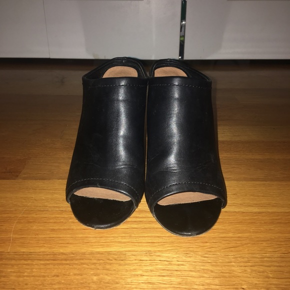 Size 7 faux leather heels - Picture 1 of 5