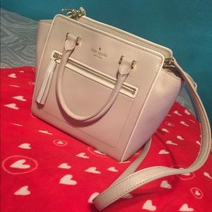 KATE SPADE TOTE BAG W/ STRAP BEIGE/WHITE.