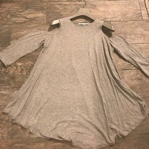 Cold Shoulder Loose Tunic Topic in Gray