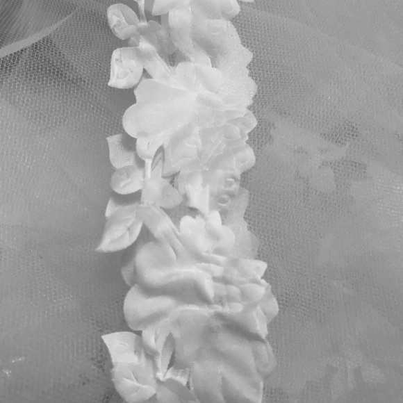 🌷New Wedding Veil. Finger tip length/Applique - Picture 3 of 3