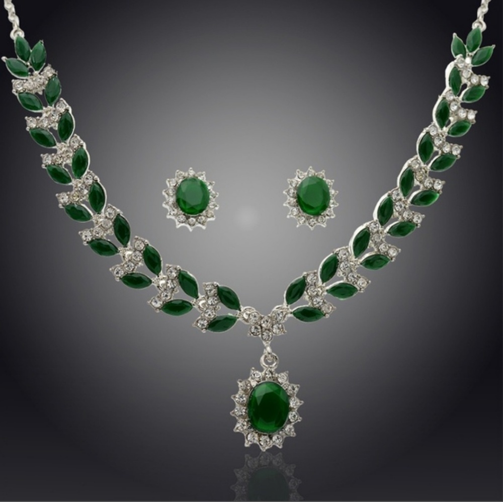 NTW 🎊 Set Silver crystal earring and necklace 💖