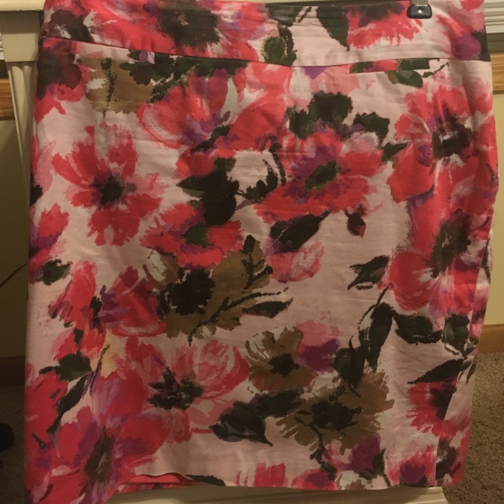 Beautiful skirt with 2 small pockets in front