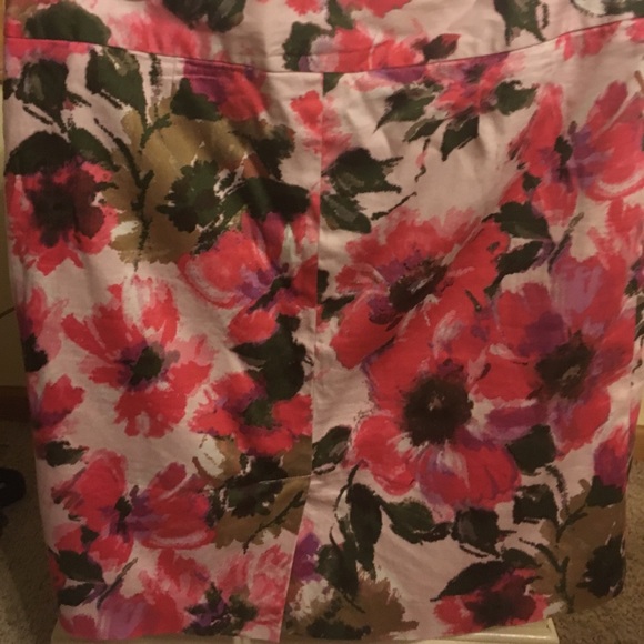 Beautiful skirt with 2 small pockets in front - Picture 2 of 4