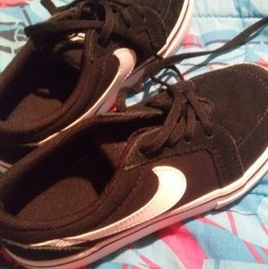 Nike low casual boys shoes