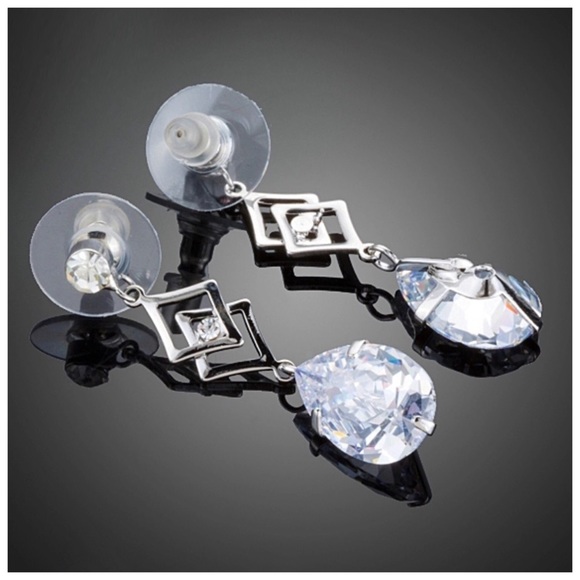 🎁 Swarovski Crystals The Afton Earrings - Picture 3 of 4