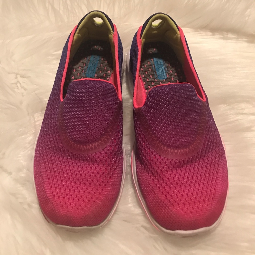 Girls Go Go Mat Sketchers!