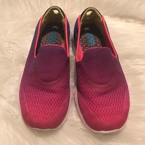 Girls Go Go Mat Sketchers!