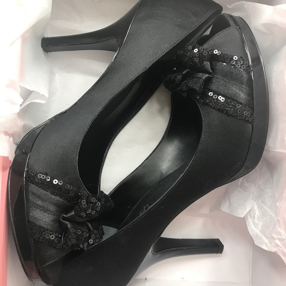 Black Pumps