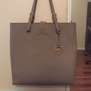 Authentic Michael Kors Bag Asking 260