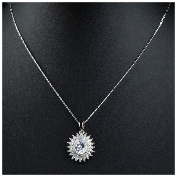 🆕 Swarovski Crystals Silver Starburst Necklace - Picture 3 of 3