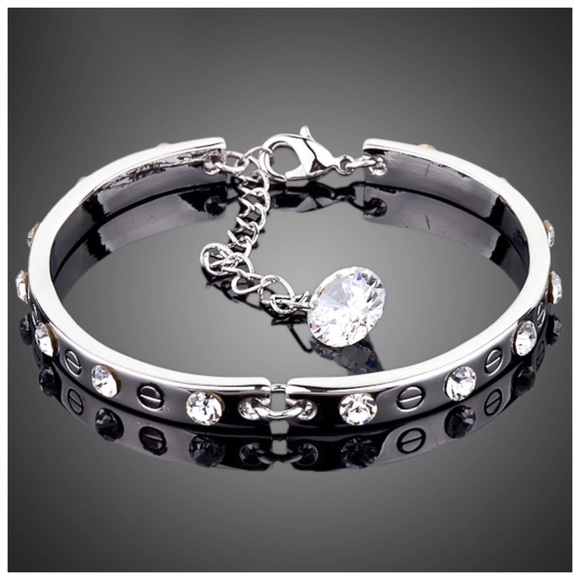 Jewelry - 🆕 Swarovski Crystals Dangling Crystal Bracelet