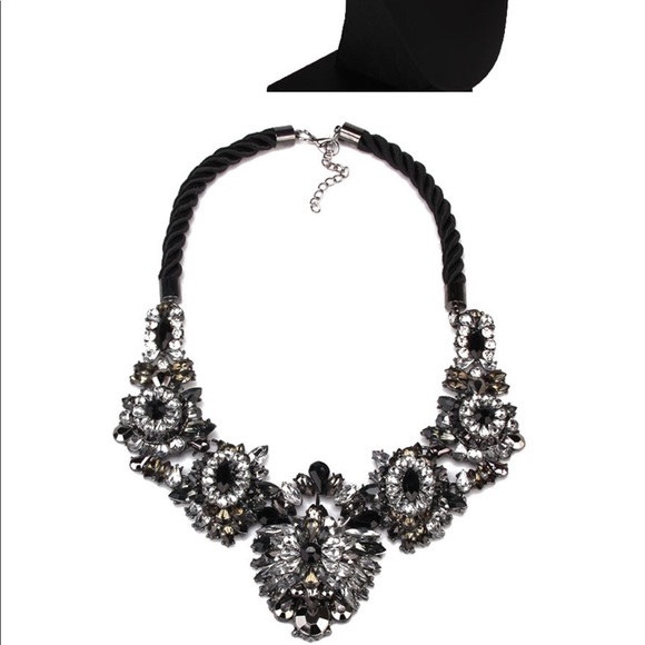 New Statement Necklace Stunning - Picture 2 of 4