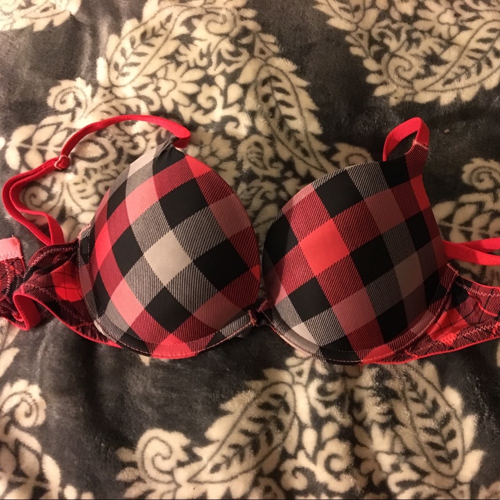 34A VICTORIA SECRET BRA