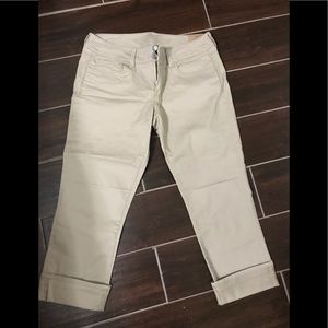 American Eagle Tan capris