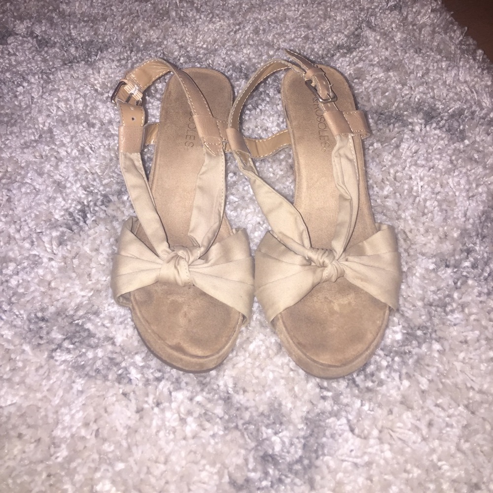 Nude wedge