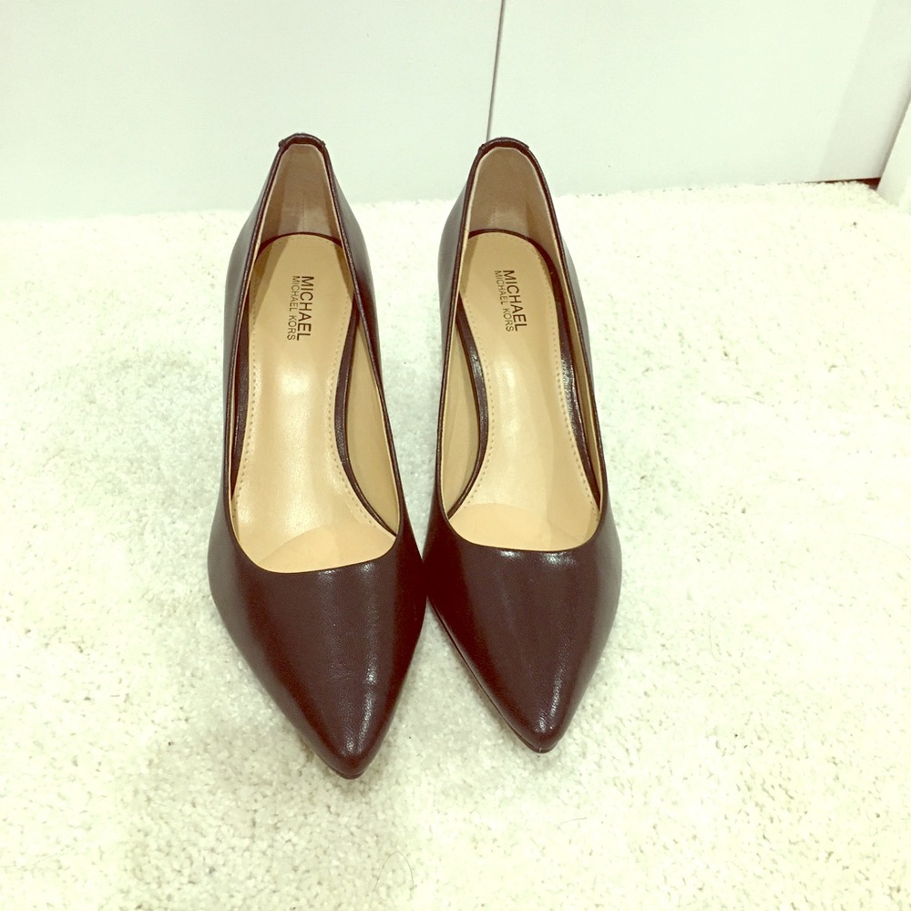 Michael Kors size 6 black pump