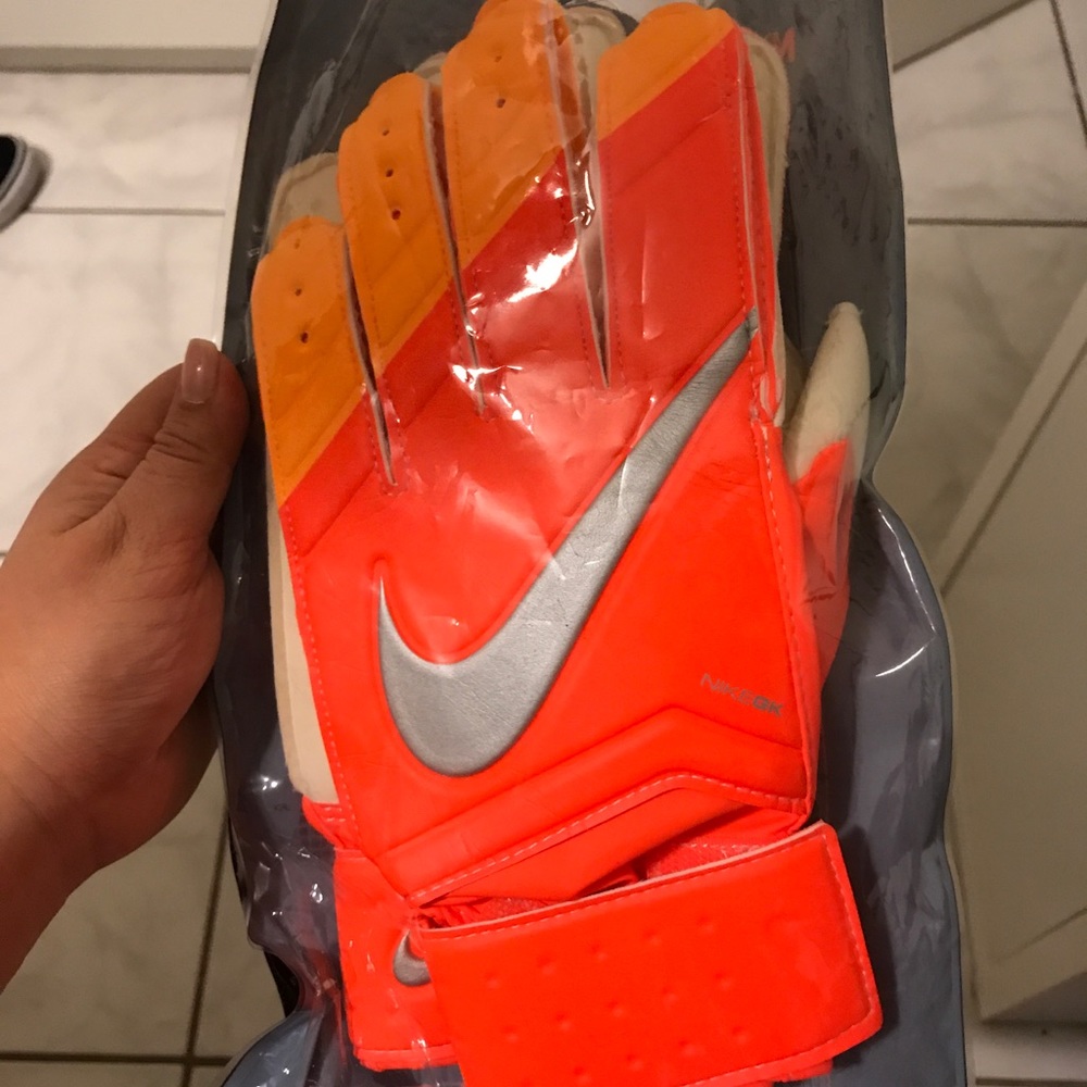 Soccer gloves