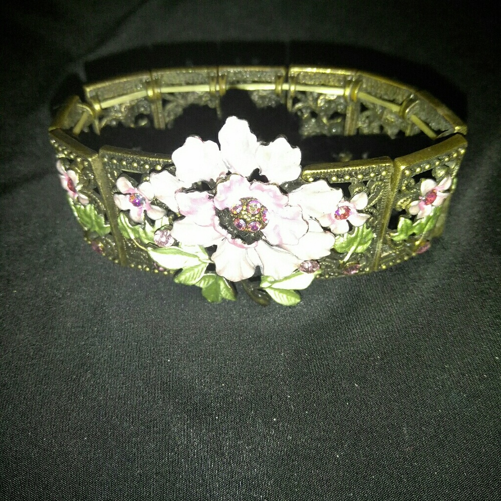 Gorgeous antiqued gold stretch bracelet