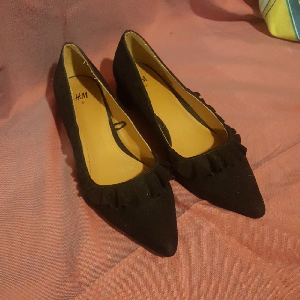 Black pointy-toed shoes