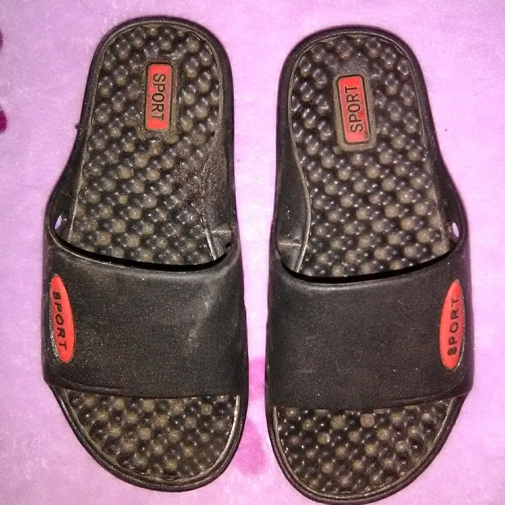 UNISEX HOUSE SLIPPERS SIZE MEDIUM