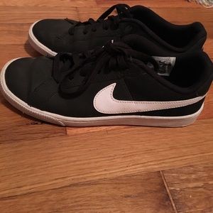 Great condition Nike Court Royale b&w sneakers!
