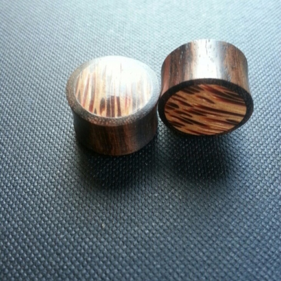 Coco & Sono Wood Organic Flared Ear Plugs - Picture 2 of 3
