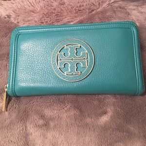 Tory Burch wallet (100% Authentic!)